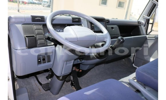 Acheter Import Voiture Mitsubishi Carisma Blanc à Import - Dubai, Grande Comore