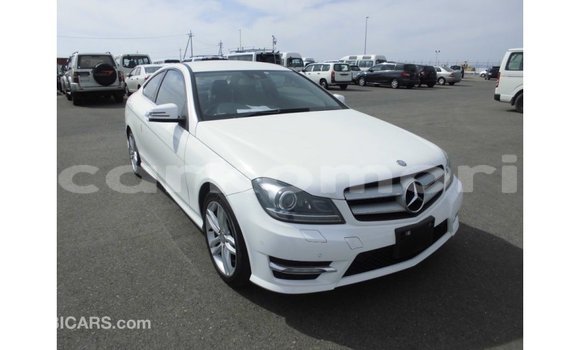 Buy Import Mercedes-Benz 190 White Car in Import - Dubai in Great Comore Buy Import Mercedes-Benz 190 White Car in Import - Dubai in Great Comore