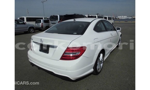 Buy Import Mercedes-Benz 190 White Car in Import - Dubai in Great Comore Buy Import Mercedes-Benz 190 White Car in Import - Dubai in Great Comore