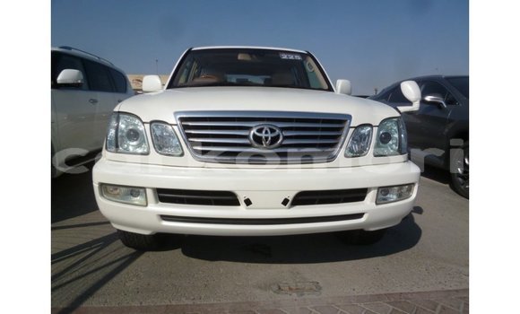 Acheter Import Voiture Toyota Land Cruiser Blanc à Import - Dubai, Grande Comore Acheter Import Voiture Toyota Land Cruiser Blanc à Import - Dubai, Grande Comore