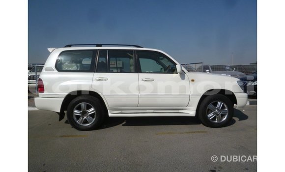 Acheter Import Voiture Toyota Land Cruiser Blanc à Import - Dubai, Grande Comore Acheter Import Voiture Toyota Land Cruiser Blanc à Import - Dubai, Grande Comore
