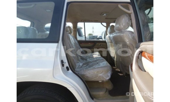 Acheter Import Voiture Toyota Land Cruiser Blanc à Import - Dubai, Grande Comore Acheter Import Voiture Toyota Land Cruiser Blanc à Import - Dubai, Grande Comore