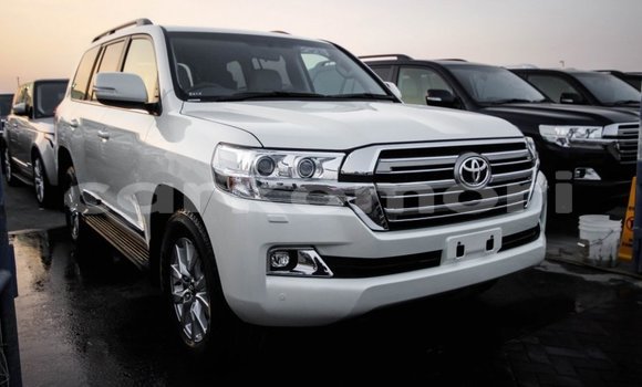 Acheter Import Voiture Toyota Land Cruiser Blanc à Import - Dubai, Grande Comore Acheter Import Voiture Toyota Land Cruiser Blanc à Import - Dubai, Grande Comore