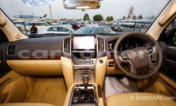 Acheter Import Voiture Toyota Land Cruiser Blanc à Import - Dubai, Grande Comore Acheter Import Voiture Toyota Land Cruiser Blanc à Import - Dubai, Grande Comore