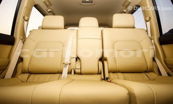 Acheter Import Voiture Toyota Land Cruiser Blanc à Import - Dubai, Grande Comore Acheter Import Voiture Toyota Land Cruiser Blanc à Import - Dubai, Grande Comore