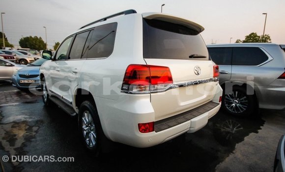 Acheter Import Voiture Toyota Land Cruiser Blanc à Import - Dubai, Grande Comore Acheter Import Voiture Toyota Land Cruiser Blanc à Import - Dubai, Grande Comore