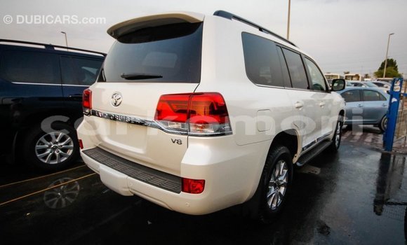Acheter Import Voiture Toyota Land Cruiser Blanc à Import - Dubai, Grande Comore Acheter Import Voiture Toyota Land Cruiser Blanc à Import - Dubai, Grande Comore