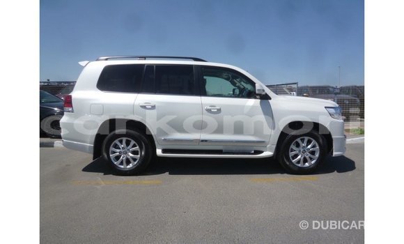 Acheter Import Voiture Toyota Land Cruiser Blanc à Import - Dubai, Grande Comore Acheter Import Voiture Toyota Land Cruiser Blanc à Import - Dubai, Grande Comore