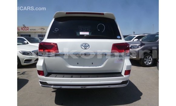 Acheter Import Voiture Toyota Land Cruiser Blanc à Import - Dubai, Grande Comore Acheter Import Voiture Toyota Land Cruiser Blanc à Import - Dubai, Grande Comore