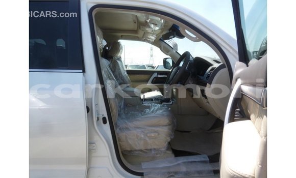 Acheter Import Voiture Toyota Land Cruiser Blanc à Import - Dubai, Grande Comore Acheter Import Voiture Toyota Land Cruiser Blanc à Import - Dubai, Grande Comore