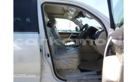 Acheter Import Voiture Toyota Land Cruiser Blanc à Import - Dubai, Grande Comore Acheter Import Voiture Toyota Land Cruiser Blanc à Import - Dubai, Grande Comore