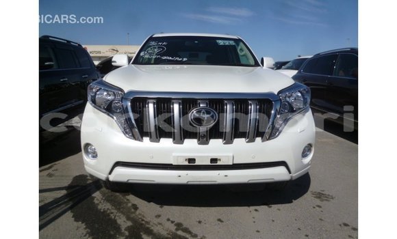 Acheter Import Voiture Toyota Prado Blanc à Import - Dubai, Grande Comore Acheter Import Voiture Toyota Prado Blanc à Import - Dubai, Grande Comore
