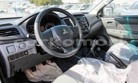 Acheter Import Voiture Mitsubishi L200 Blanc à Import - Dubai, Grande Comore