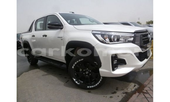 Buy Import Toyota Hilux White Car in Import - Dubai in Great Comore