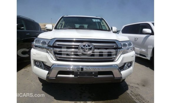 Acheter Import Voiture Toyota Land Cruiser Blanc à Import - Dubai, Grande Comore Acheter Import Voiture Toyota Land Cruiser Blanc à Import - Dubai, Grande Comore
