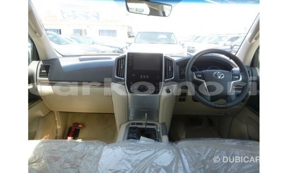 Acheter Import Voiture Toyota Land Cruiser Blanc à Import - Dubai, Grande Comore Acheter Import Voiture Toyota Land Cruiser Blanc à Import - Dubai, Grande Comore