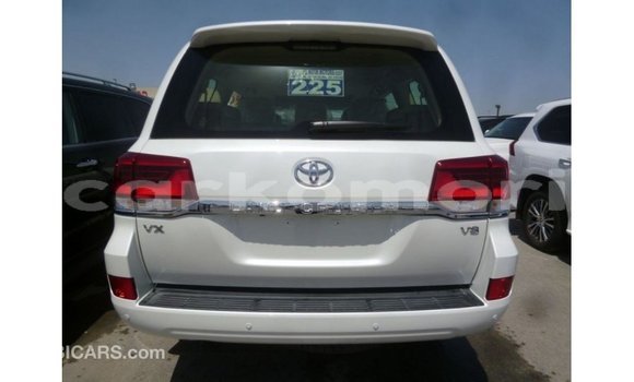 Acheter Import Voiture Toyota Land Cruiser Blanc à Import - Dubai, Grande Comore Acheter Import Voiture Toyota Land Cruiser Blanc à Import - Dubai, Grande Comore