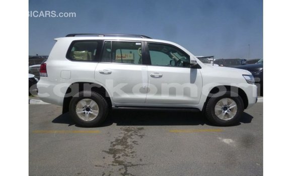 Acheter Import Voiture Toyota Land Cruiser Blanc à Import - Dubai, Grande Comore Acheter Import Voiture Toyota Land Cruiser Blanc à Import - Dubai, Grande Comore