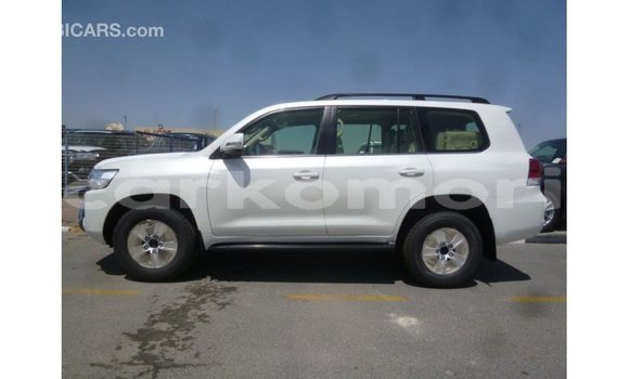 Acheter Import Voiture Toyota Land Cruiser Blanc à Import - Dubai, Grande Comore Acheter Import Voiture Toyota Land Cruiser Blanc à Import - Dubai, Grande Comore