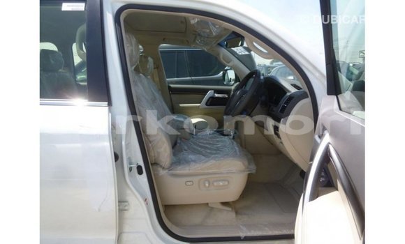 Acheter Import Voiture Toyota Land Cruiser Blanc à Import - Dubai, Grande Comore Acheter Import Voiture Toyota Land Cruiser Blanc à Import - Dubai, Grande Comore