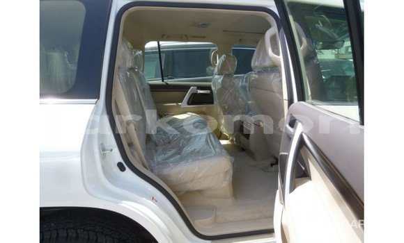 Acheter Import Voiture Toyota Land Cruiser Blanc à Import - Dubai, Grande Comore Acheter Import Voiture Toyota Land Cruiser Blanc à Import - Dubai, Grande Comore
