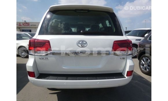 Acheter Import Voiture Toyota Land Cruiser Blanc à Import - Dubai, Grande Comore Acheter Import Voiture Toyota Land Cruiser Blanc à Import - Dubai, Grande Comore