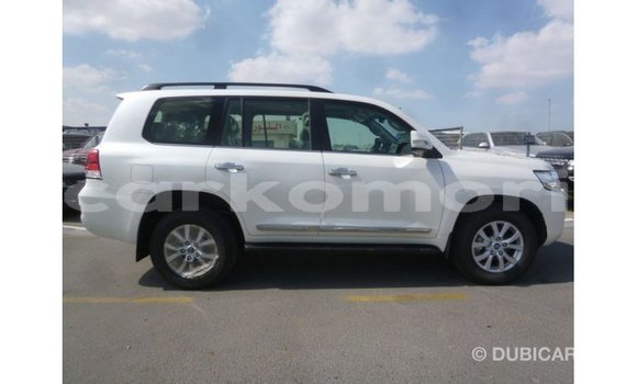 Acheter Import Voiture Toyota Land Cruiser Blanc à Import - Dubai, Grande Comore Acheter Import Voiture Toyota Land Cruiser Blanc à Import - Dubai, Grande Comore