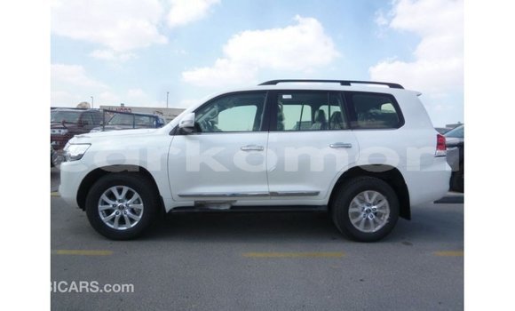 Acheter Import Voiture Toyota Land Cruiser Blanc à Import - Dubai, Grande Comore Acheter Import Voiture Toyota Land Cruiser Blanc à Import - Dubai, Grande Comore
