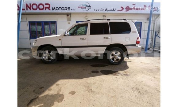 Acheter Import Voiture Toyota Land Cruiser Blanc à Import - Dubai, Grande Comore Acheter Import Voiture Toyota Land Cruiser Blanc à Import - Dubai, Grande Comore
