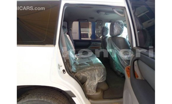 Acheter Import Voiture Toyota Land Cruiser Blanc à Import - Dubai, Grande Comore Acheter Import Voiture Toyota Land Cruiser Blanc à Import - Dubai, Grande Comore