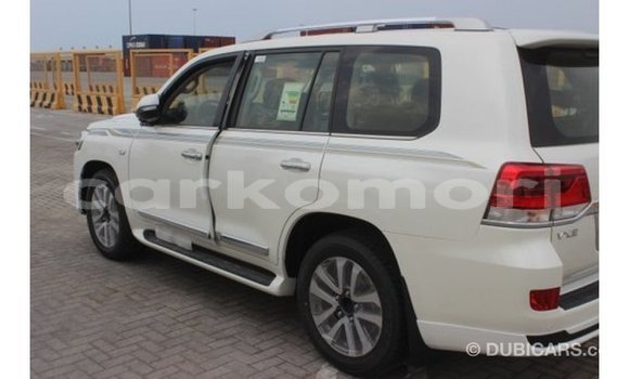 Buy Import Toyota Land Cruiser White Car in Import - Dubai in Great Comore Buy Import Toyota Land Cruiser White Car in Import - Dubai in Great Comore