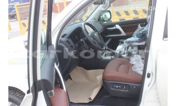 Buy Import Toyota Land Cruiser White Car in Import - Dubai in Great Comore Buy Import Toyota Land Cruiser White Car in Import - Dubai in Great Comore
