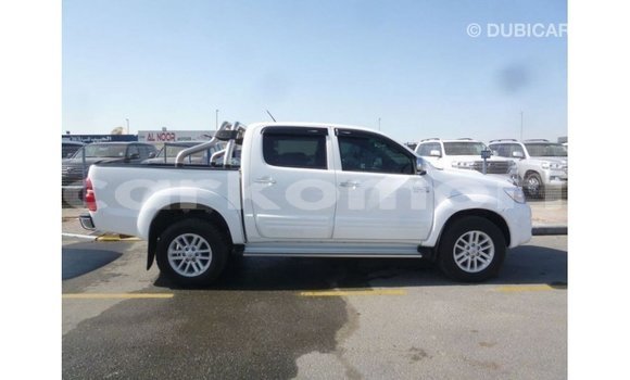 Acheter Import Voiture Toyota Hilux Blanc à Import - Dubai, Grande Comore Acheter Import Voiture Toyota Hilux Blanc à Import - Dubai, Grande Comore