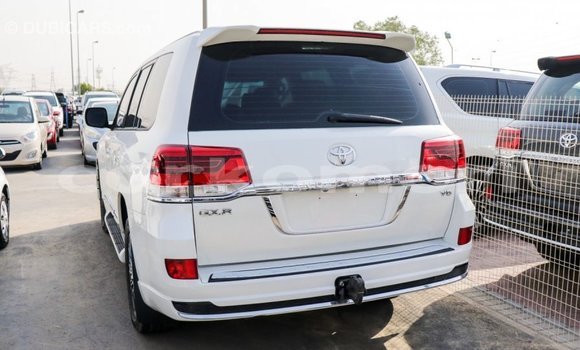 Acheter Import Voiture Toyota Land Cruiser Blanc à Import - Dubai, Grande Comore Acheter Import Voiture Toyota Land Cruiser Blanc à Import - Dubai, Grande Comore
