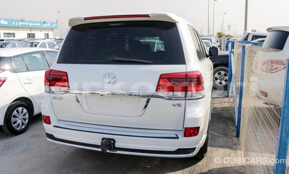 Acheter Import Voiture Toyota Land Cruiser Blanc à Import - Dubai, Grande Comore Acheter Import Voiture Toyota Land Cruiser Blanc à Import - Dubai, Grande Comore