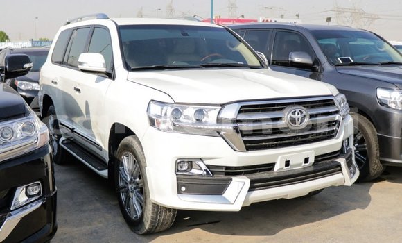 Acheter Import Voiture Toyota Land Cruiser Blanc à Import - Dubai, Grande Comore Acheter Import Voiture Toyota Land Cruiser Blanc à Import - Dubai, Grande Comore