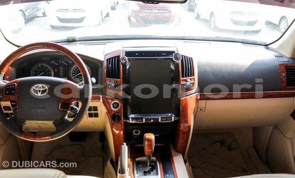 Acheter Import Voiture Toyota Land Cruiser Blanc à Import - Dubai, Grande Comore Acheter Import Voiture Toyota Land Cruiser Blanc à Import - Dubai, Grande Comore