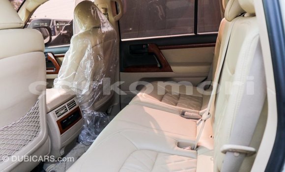 Acheter Import Voiture Toyota Land Cruiser Blanc à Import - Dubai, Grande Comore Acheter Import Voiture Toyota Land Cruiser Blanc à Import - Dubai, Grande Comore