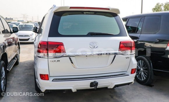 Acheter Import Voiture Toyota Land Cruiser Blanc à Import - Dubai, Grande Comore Acheter Import Voiture Toyota Land Cruiser Blanc à Import - Dubai, Grande Comore
