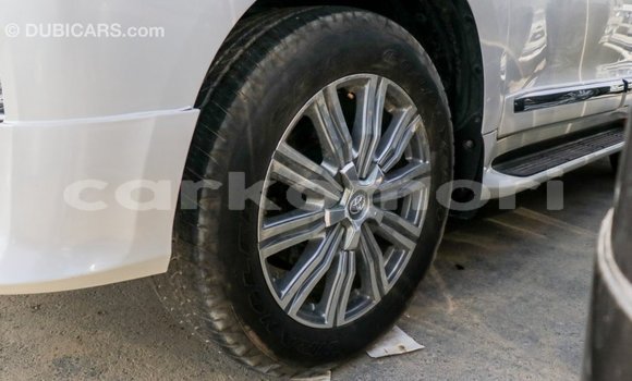 Acheter Import Voiture Toyota Land Cruiser Blanc à Import - Dubai, Grande Comore Acheter Import Voiture Toyota Land Cruiser Blanc à Import - Dubai, Grande Comore