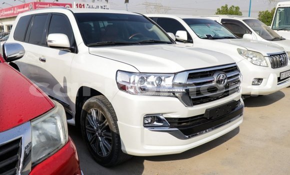 Acheter Import Voiture Toyota Land Cruiser Blanc à Import - Dubai, Grande Comore Acheter Import Voiture Toyota Land Cruiser Blanc à Import - Dubai, Grande Comore