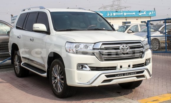 Acheter Import Voiture Toyota Land Cruiser Blanc à Import - Dubai, Grande Comore Acheter Import Voiture Toyota Land Cruiser Blanc à Import - Dubai, Grande Comore