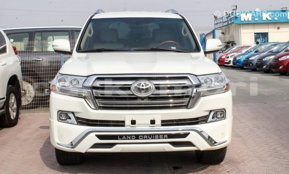 Acheter Import Voiture Toyota Land Cruiser Blanc à Import - Dubai, Grande Comore Acheter Import Voiture Toyota Land Cruiser Blanc à Import - Dubai, Grande Comore