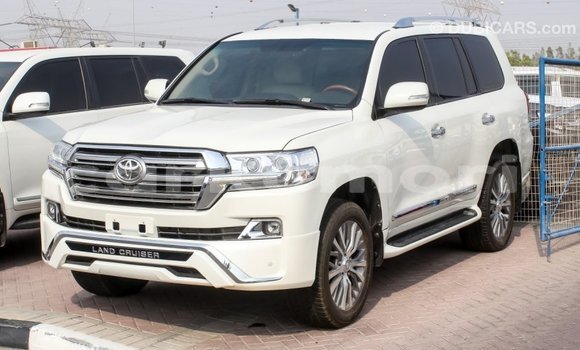 Acheter Import Voiture Toyota Land Cruiser Blanc à Import - Dubai, Grande Comore Acheter Import Voiture Toyota Land Cruiser Blanc à Import - Dubai, Grande Comore