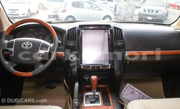 Acheter Import Voiture Toyota Land Cruiser Blanc à Import - Dubai, Grande Comore Acheter Import Voiture Toyota Land Cruiser Blanc à Import - Dubai, Grande Comore