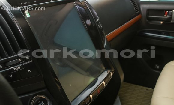 Acheter Import Voiture Toyota Land Cruiser Blanc à Import - Dubai, Grande Comore Acheter Import Voiture Toyota Land Cruiser Blanc à Import - Dubai, Grande Comore