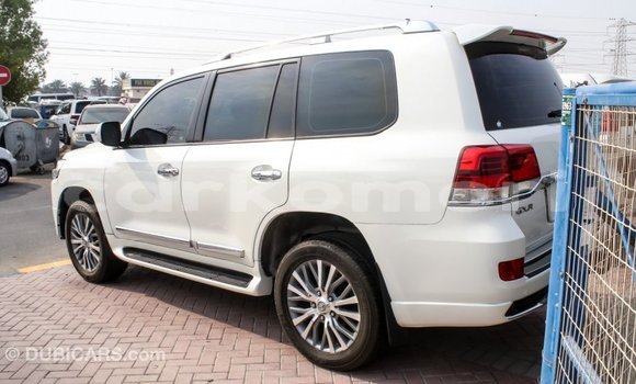 Acheter Import Voiture Toyota Land Cruiser Blanc à Import - Dubai, Grande Comore Acheter Import Voiture Toyota Land Cruiser Blanc à Import - Dubai, Grande Comore