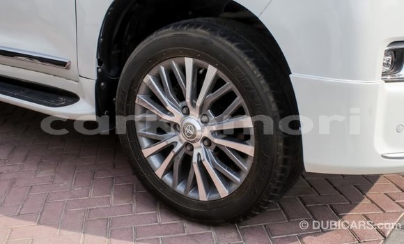 Acheter Import Voiture Toyota Land Cruiser Blanc à Import - Dubai, Grande Comore Acheter Import Voiture Toyota Land Cruiser Blanc à Import - Dubai, Grande Comore