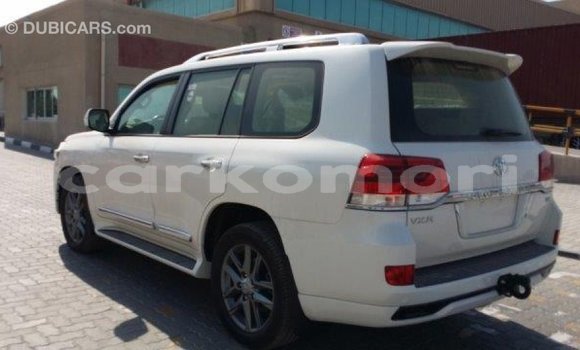 Buy Import Toyota Land Cruiser White Car in Import - Dubai in Great Comore Buy Import Toyota Land Cruiser White Car in Import - Dubai in Great Comore