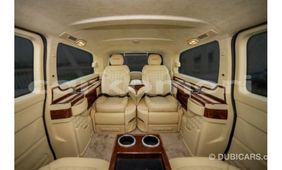 Acheter Import Voiture Mercedes-Benz 190 (W201) Noir à Import - Dubai, Grande Comore